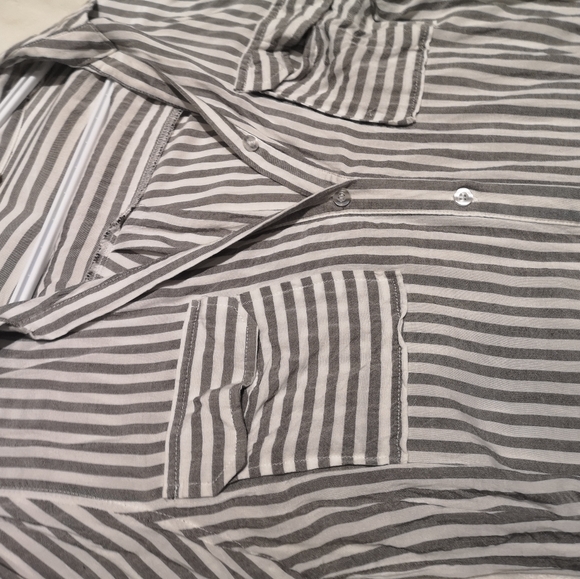 3/$25⭐Striped button shirt - Picture 2 of 3